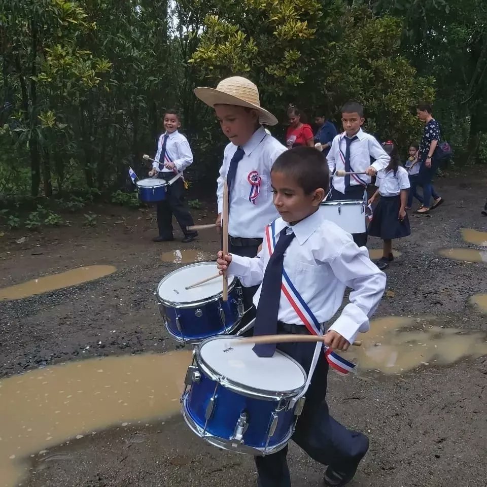 amoriginal1180's tweet photo. #MataOscura #Mariato
 “De forma zigzagueante, para no caer en los enormes huecos, marcharon los estudiantes del CEBG de Morrillo #MariatoVeraguas

Al menos este año, para celebrar el mes de la patria, no tocaron🎵🎶🥁🎵 utilizando tanques de pintura y tapaderas de olla, https://t.co/chOBlhA3sc