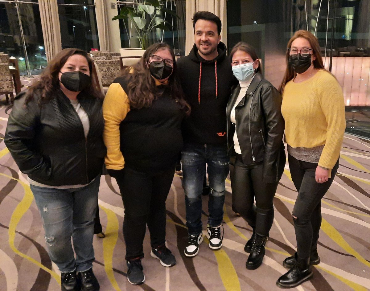 TheFonsiGroup's tweet photo. @LuisFonsi 🇨🇱💛 https://t.co/eA421wSXmv