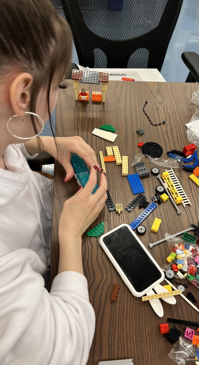 GlendonGENIAL's tweet photo. Glendon Passeport Compétences Entrepreneuriales - Session intense de définition du problème avec des legos - Voyez comment les étudiants entrepreneurs de Glendon sont concentrés! #Genial #Glendon #Yorku #Entrepreneurship #Toronto https://t.co/ptkKHlO3VX