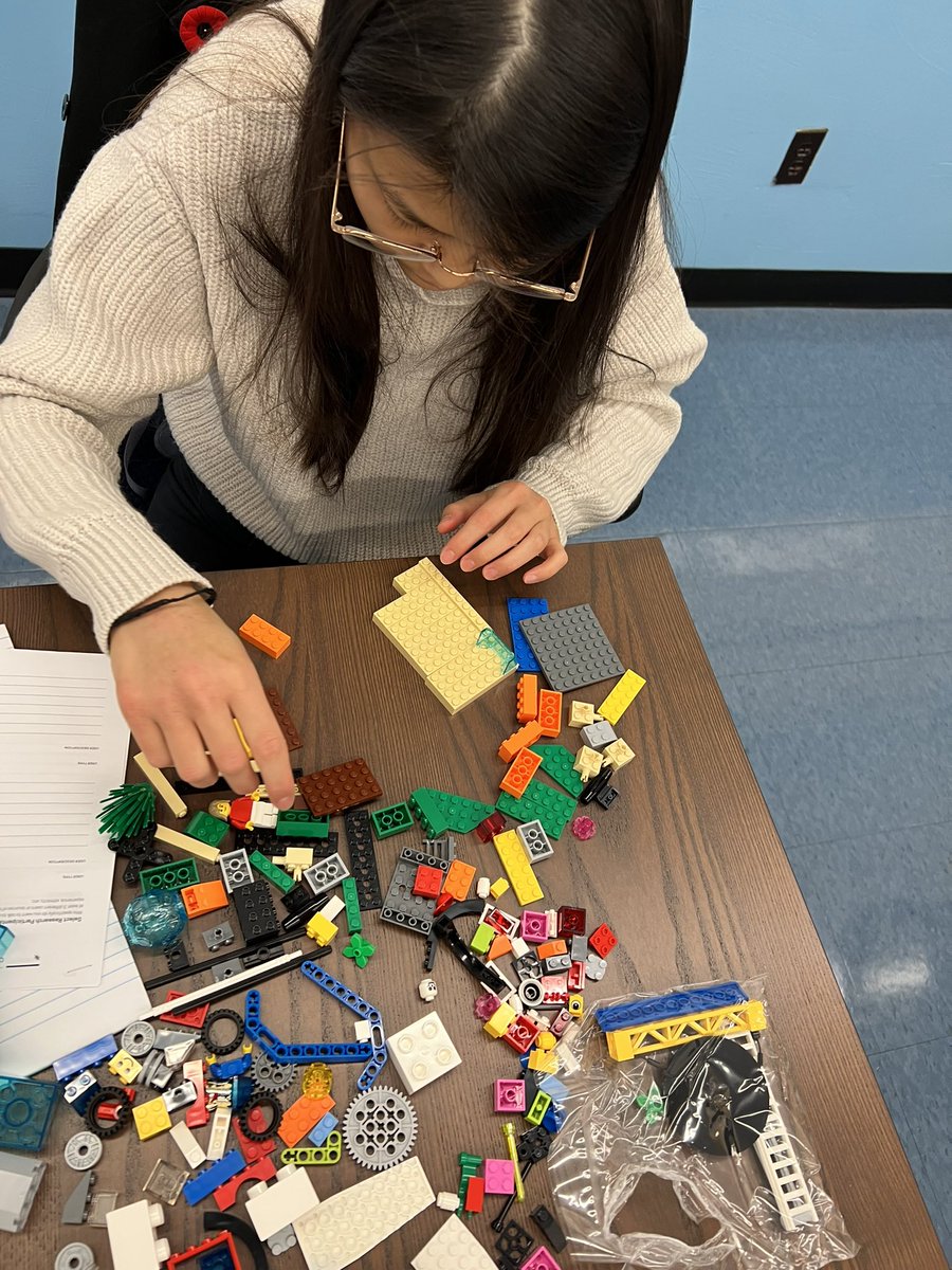 GlendonGENIAL's tweet photo. Glendon Passeport Compétences Entrepreneuriales - Session intense de définition du problème avec des legos - Voyez comment les étudiants entrepreneurs de Glendon sont concentrés! #Genial #Glendon #Yorku #Entrepreneurship #Toronto https://t.co/ptkKHlO3VX
