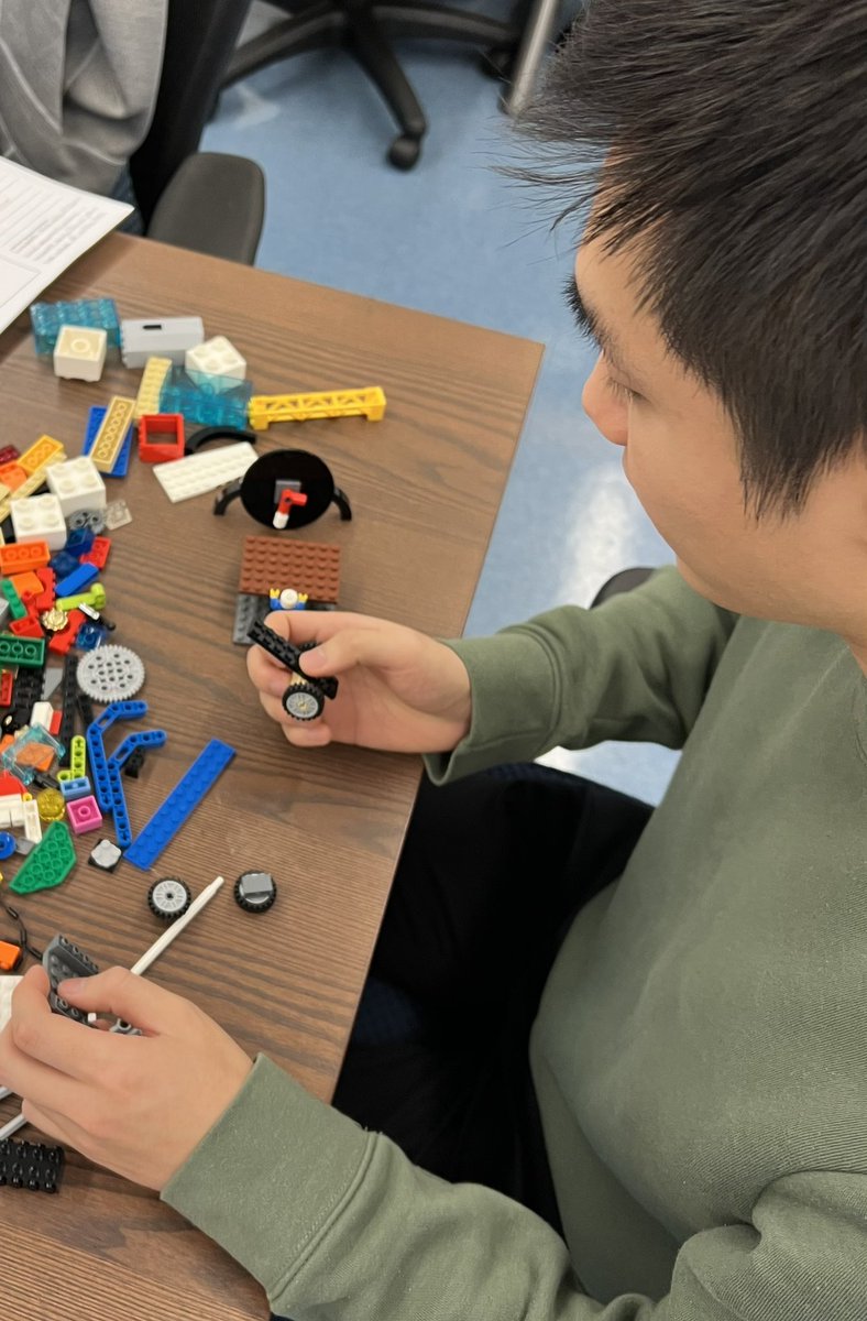 GlendonGENIAL's tweet photo. Glendon Passeport Compétences Entrepreneuriales - Session intense de définition du problème avec des legos - Voyez comment les étudiants entrepreneurs de Glendon sont concentrés! #Genial #Glendon #Yorku #Entrepreneurship #Toronto https://t.co/ptkKHlO3VX