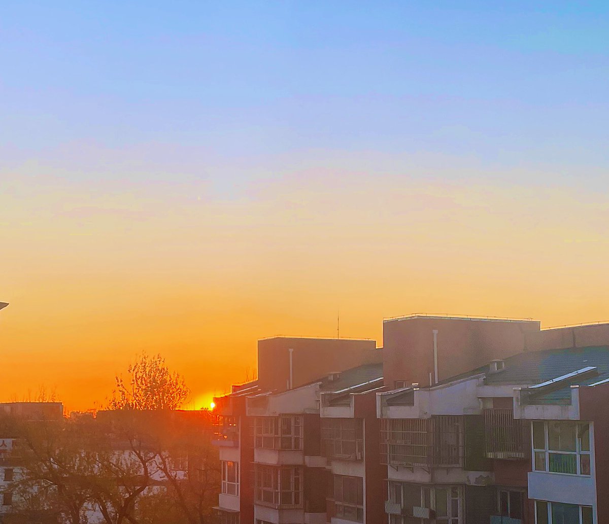 LansCamper's tweet photo. 今天的太阳🌞 https://t.co/jtogMJjFTA