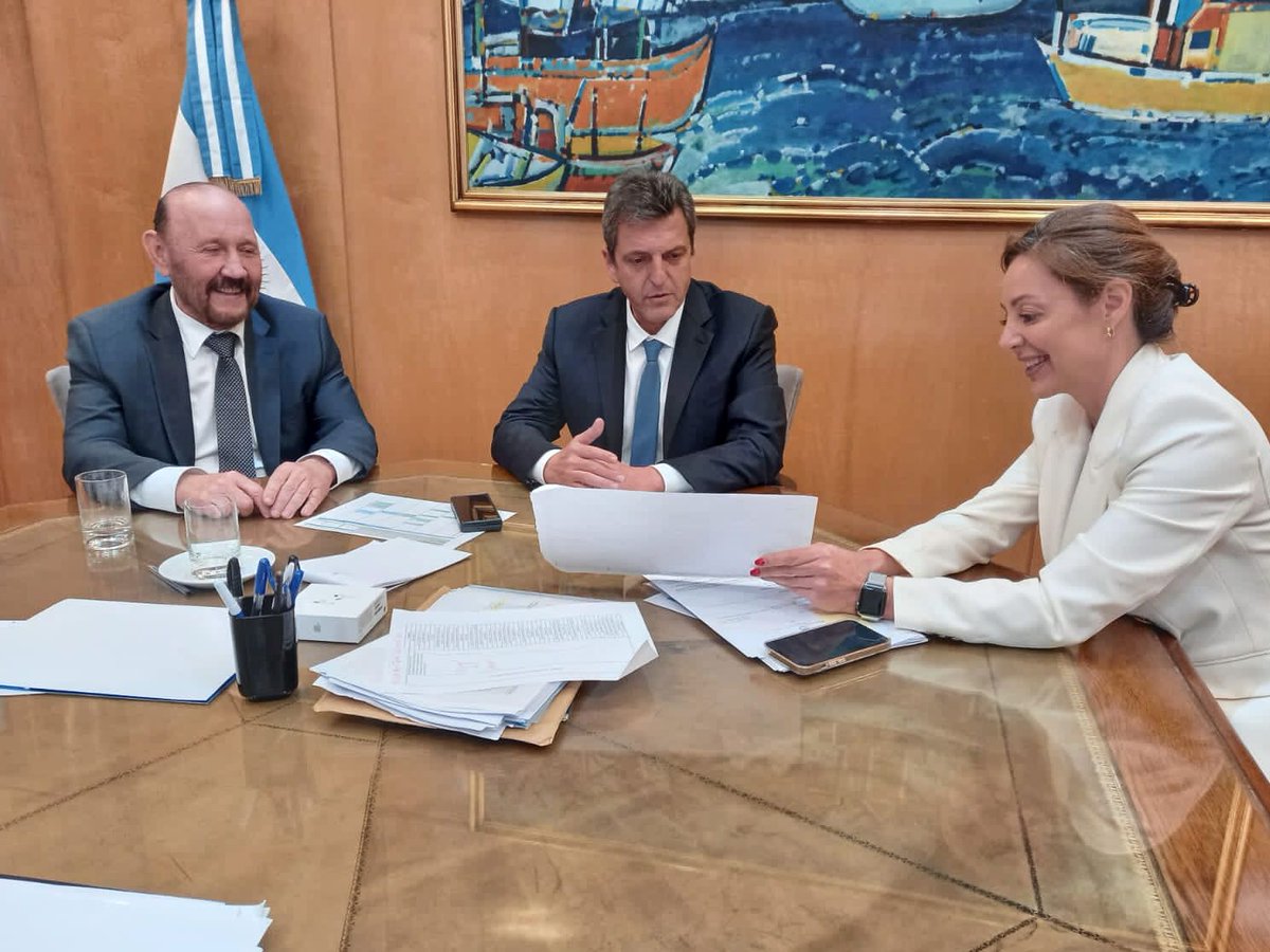 SergioMassa's tweet photo. Junto al gobernador, @gildoinsfran, y @FlaviaRoyon de @Energia_Ar, anunciamos una obra estratégica para el desarrollo de Formosa y su actividad productiva: La interconexión en 132 kV ET Gran Formosa – Pirané – Ibarreta, con casi 200 km de líneas de alta tensión. https://t.co/EaVKixv1jV