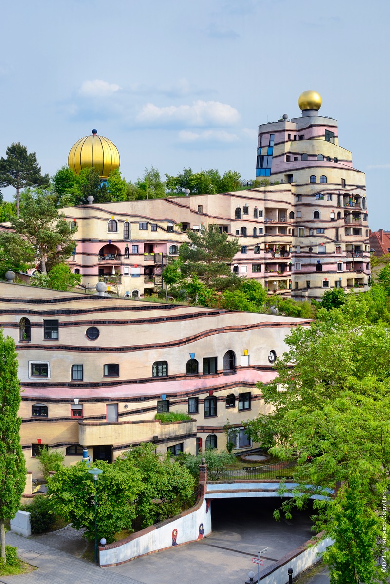 germanytravelNL's tweet photo. Meer dan 1000 ramen en er zijn werkelijk geen twee hetzelfde! De Oostenrijkse kunstenaar Friedensreich Hundertwasser realiseerde met de zgn. Waldspirale zijn visie op het nieuwe wonen in harmonie met de natuur. Maar in welke Duitse stad staat dit kleurrijke gebouw? 🤔 #dtv https://t.co/8Q3usimFIY