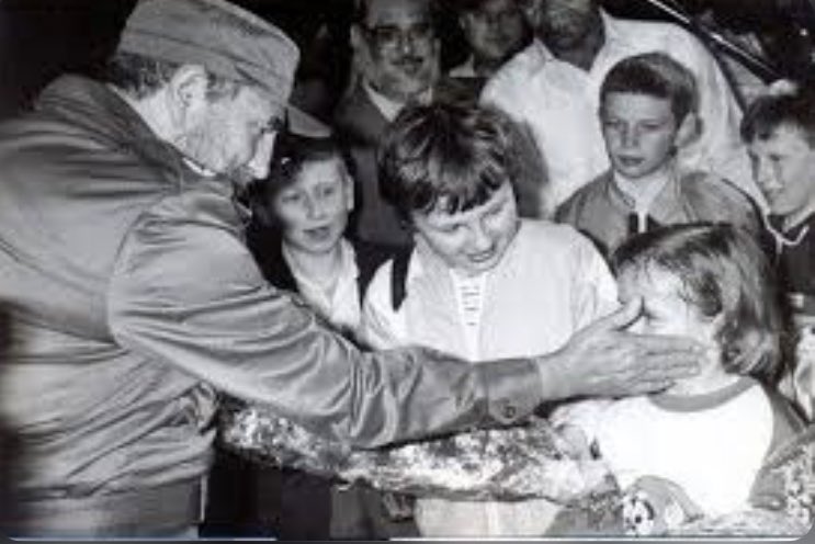 Ana_Hurtado86's tweet photo. Fidel ayudando a Ucrania tras el accidente de Chernobyl.
De los pocos sino únicos países que abrieron las puertas a que los niños ucranianos atendieran su Salud en Tarará.
Y así paga hoy el gobierno Ucraniano al pueblo cubano. Sin condenar el bloqueo.
Zelenski eres un NAZI. https://t.co/T4bizFfYAm