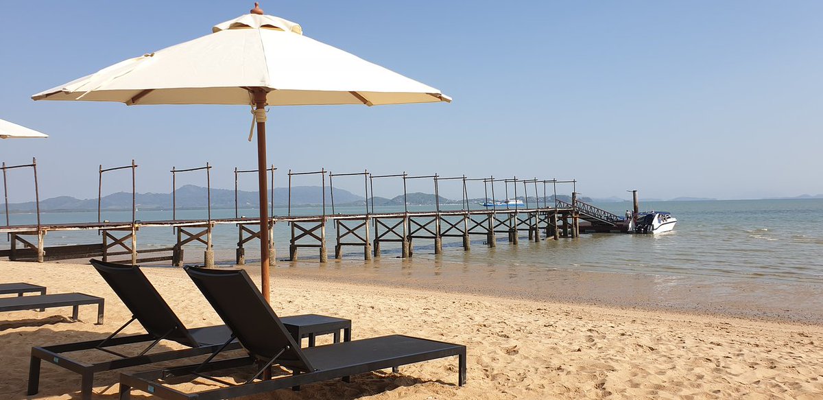 PingZm's tweet photo. @BahaMarResorts Do you plan to renovate the chaise loungers or umbrellas on the beach?The powder coating of the chaise loungers had falled off a lot. https://t.co/vKKUiAWYF0