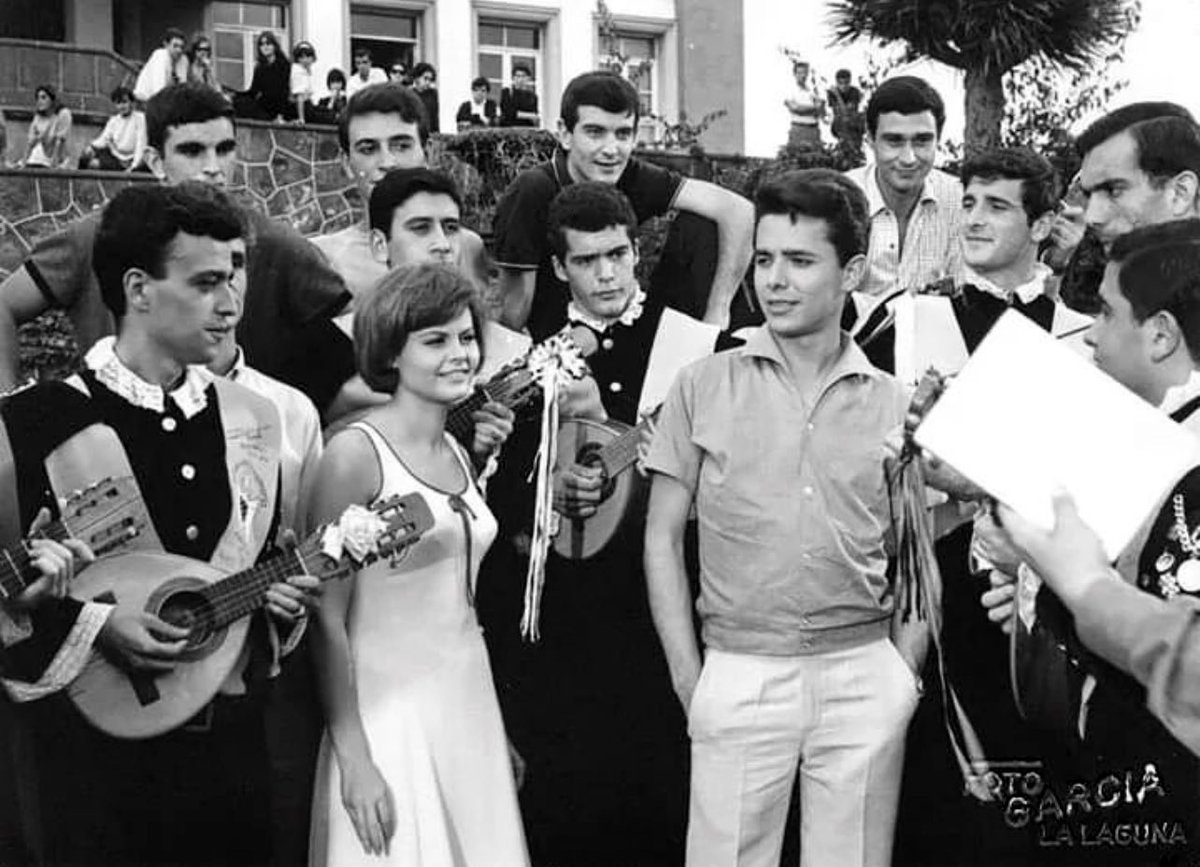 Reconoces quienes son los dos jóvenes que aparecen en esta fotografía de alrededor de 1967? Una española, y un mexicano. #respuestas correctas e incorrectas