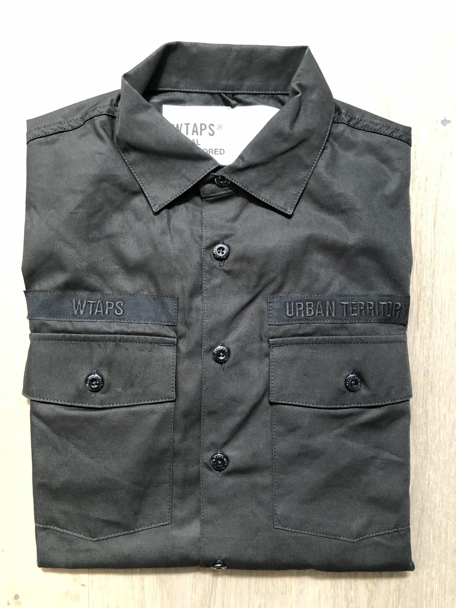 nowhere_nextone's tweet photo. WTAPS定番のユーティリティシャツ22秋冬ver.を購入。コットンポプリン生地とのことで、ヘンプやリネンに近くやや薄くザラザラした感触で着込んでいくほどにアジが増しそう。インナーにピッタリ。写真2枚目の背面表側BC下の3種のネームモチーフが特徴。写真①-④
#ファッション　#モダンタイムズ https://t.co/xikvSLjEr9