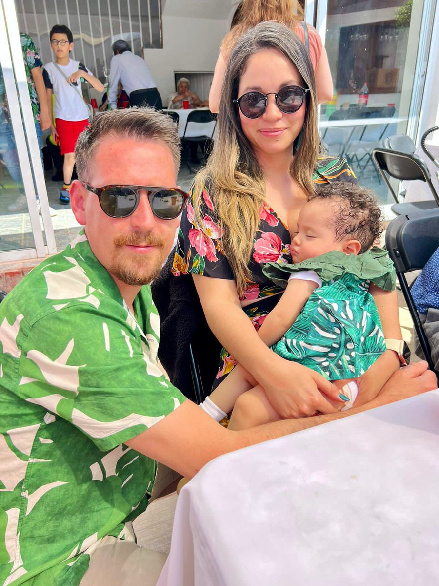 En 3 meses me han salido más canas que desde hace 5 años. Y bueno, ya somos padrinos por primera vez y no sabemos qué se hace con una criatura bendecida por el señor y que no tiene certificado de bautismo porque vivimos en pecado jaja (btw, te amo un chingo <a href="/dfiorentinih/">Daniel Fiorentini</a> 💚)