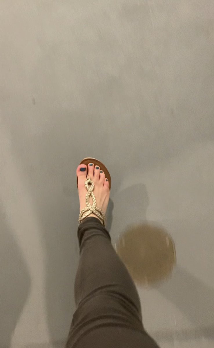 katsolez's tweet photo. @Thetoesfinder_1 Walking through the work week like https://t.co/db6t9A5ZNT