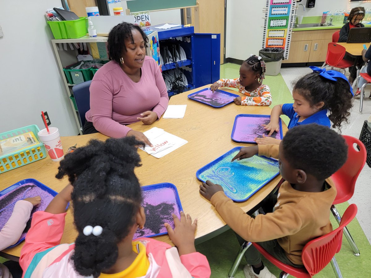 flattimo's tweet photo. Kinder small groups were on point today! I love to see the students engaged and learning. @GullattES1 @BlandShatori #wordchains #traceandsay #sequencingevents https://t.co/Cz1wGPA2q6