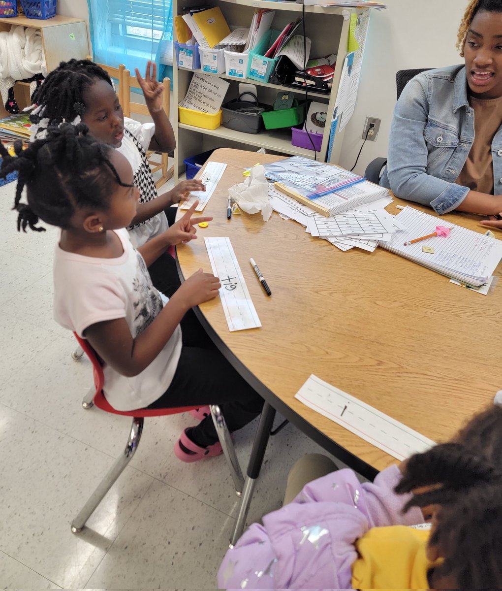 flattimo's tweet photo. Kinder small groups were on point today! I love to see the students engaged and learning. @GullattES1 @BlandShatori #wordchains #traceandsay #sequencingevents https://t.co/Cz1wGPA2q6