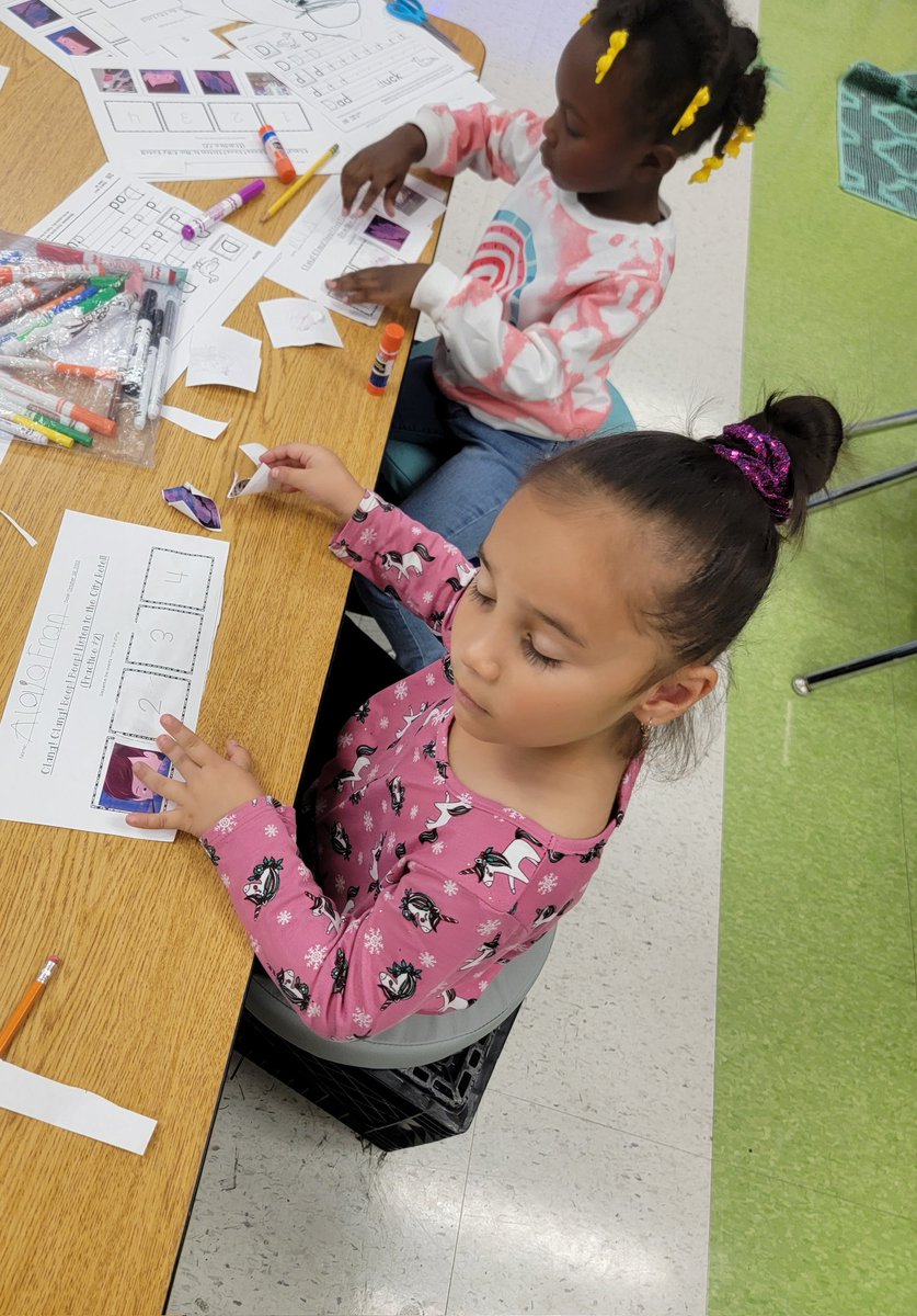 flattimo's tweet photo. Kinder small groups were on point today! I love to see the students engaged and learning. @GullattES1 @BlandShatori #wordchains #traceandsay #sequencingevents https://t.co/Cz1wGPA2q6