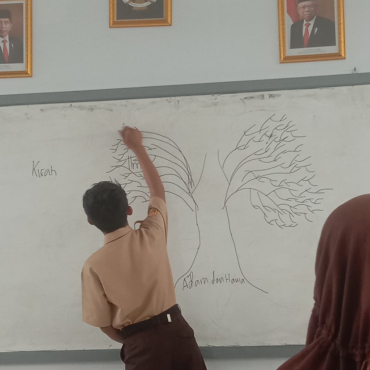 xoxoexion's tweet photo. โข HAPPY FAWWAZ DAY โข
Barakallah fii umriik! hbd & sweet seventeen fawwaz hyung,, smoga yg semoga tersemogakan, traktir domg mwehehehe -๐
anw mmf fotonya gada lg yh pis en lup ๐
#17th_with_FAWWAZ
#EXION #EXION_on_us https://t.co/Kap0qdqQDl