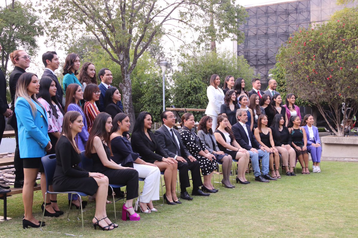 ITESMCEM's tweet photo. Con la toma de foto de generación comienza #PorSiempreTec de #ESCG y #EN 

¡Muchas felicidades candidatas y candidatos a graduar! 🐏💙 https://t.co/FtHr5dw1Gr