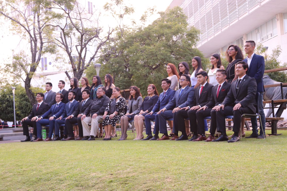 ITESMCEM's tweet photo. Con la toma de foto de generación comienza #PorSiempreTec de #ESCG y #EN 

¡Muchas felicidades candidatas y candidatos a graduar! 🐏💙 https://t.co/FtHr5dw1Gr