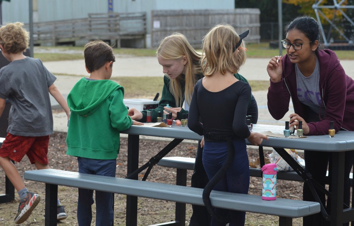 EHSCharityBall's tweet photo. We had an AMAZING time at Hunter Elementary yesterday doing impactful service while having fun at Mini Charity Ball! Kids got to experience floor hockey, face painting, and even get their nails painted!

@HunterPrincipal 

#AliveWithPurpose #AllianceForAll #ExpandingAccess https://t.co/OSuDmR9chk