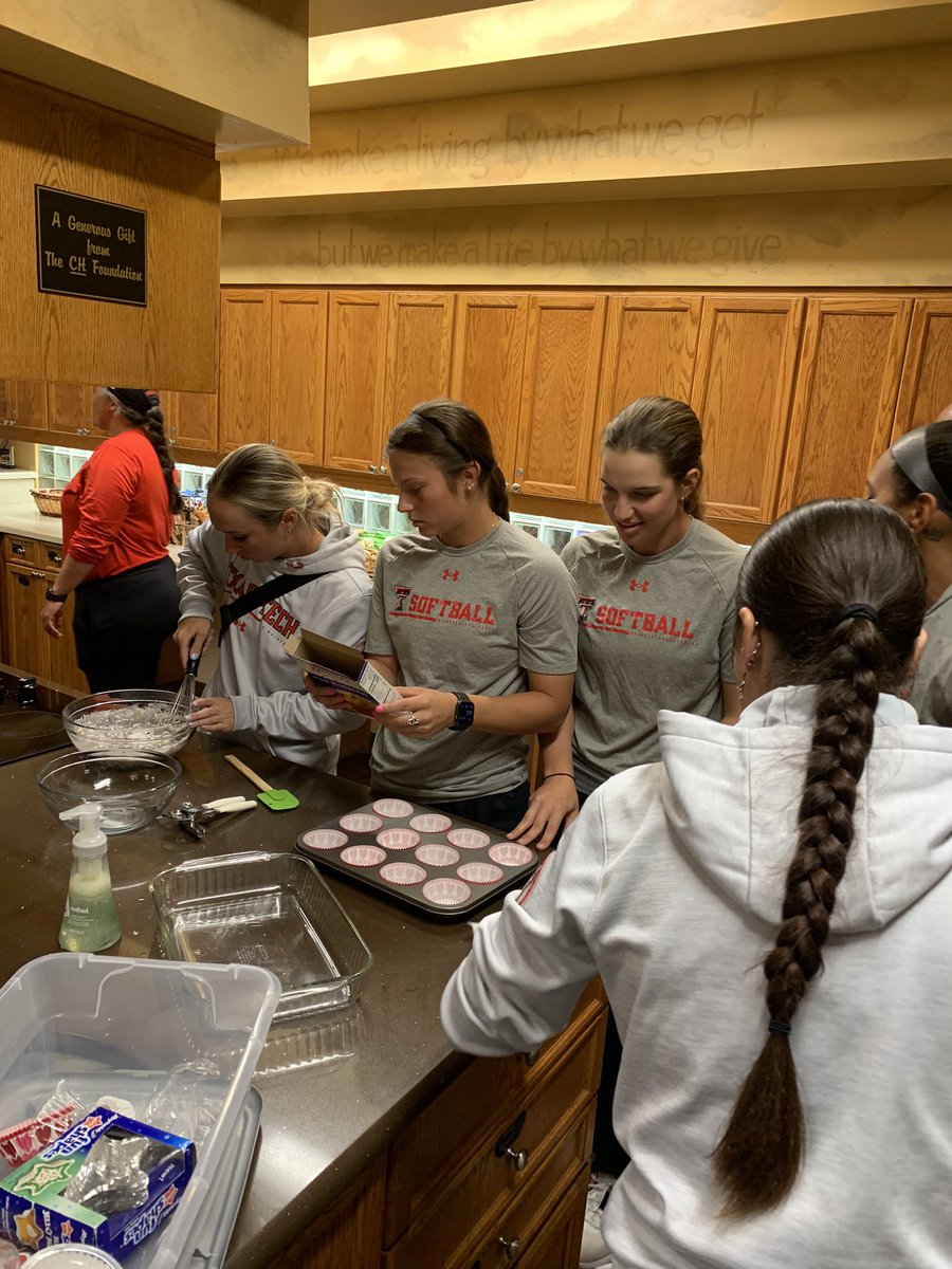 Coach_SniderSB's tweet photo. Baking some treats and making sure all our RM families stay safe! @RMHCsouthwest #WreckEm #lubbockcommunity https://t.co/aNzKPVG55Q