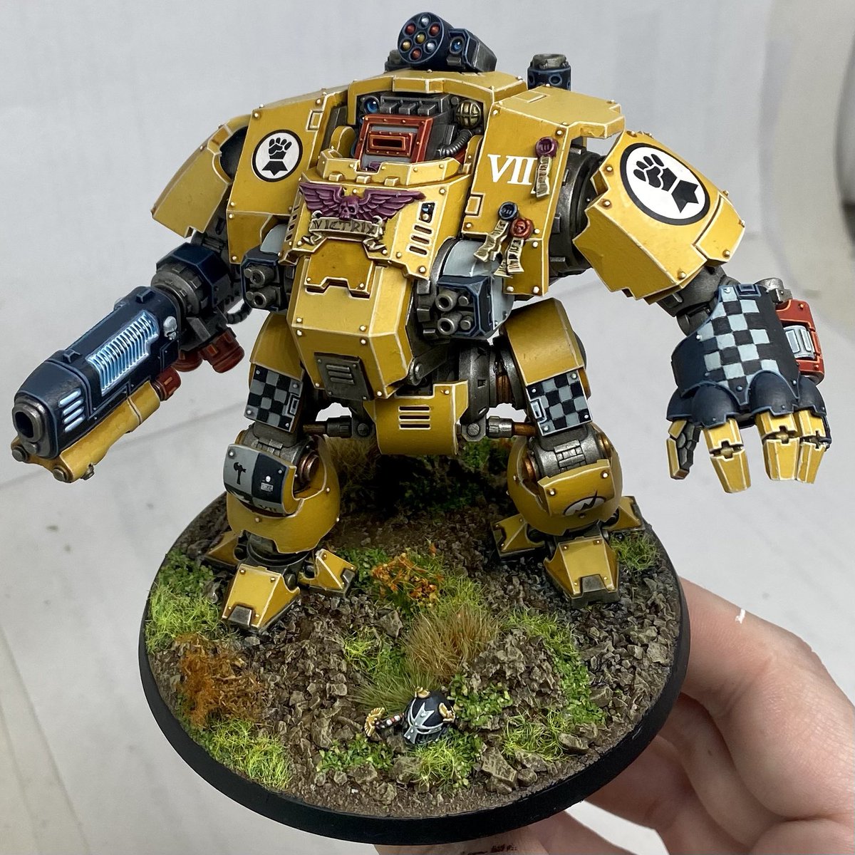 Is it weird that I quite enjoy painting yellow? Imperial Fists Redemptor…
#PaintingWarhammer #warhammer40k #WarhammerCommunity #Warmongers   #paintingminiatures #ImperialFists
