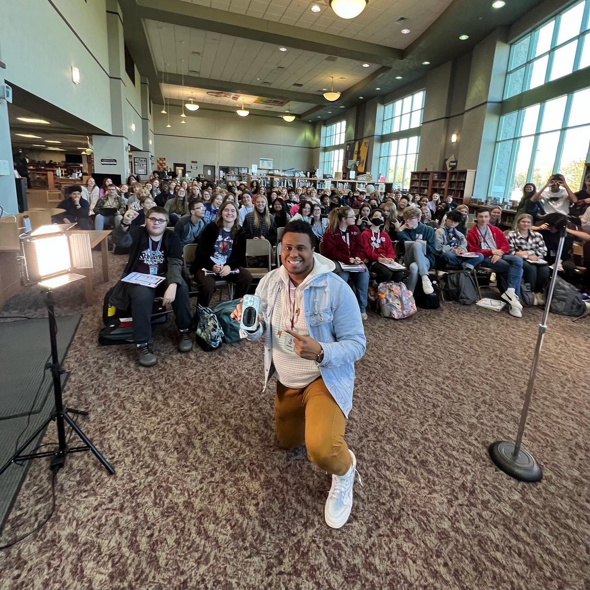 MrNickJohnson1's tweet photo. THANK YOU to Akeem Shannon, entrepreneur and inventor of Flipstik, for joining our Speaker Series at Belleville West HS. Thank you for coaching them on how to rise from failures, to get in doors that aren’t “for them,” &amp; to take care of their mental health #DEI https://t.co/NlXzAdotR1