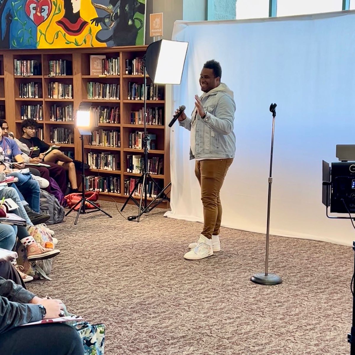 MrNickJohnson1's tweet photo. THANK YOU to Akeem Shannon, entrepreneur and inventor of Flipstik, for joining our Speaker Series at Belleville West HS. Thank you for coaching them on how to rise from failures, to get in doors that aren’t “for them,” &amp; to take care of their mental health #DEI https://t.co/NlXzAdotR1