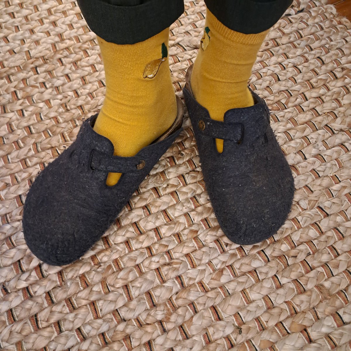 LadiesLeg's tweet photo. What do you #STEPN indoors?
These are mine. They are over 20 years old 🤣😬
#Birkenstock #slippers #houseShoes #gettingPersonal https://t.co/ZENNzT7aIJ