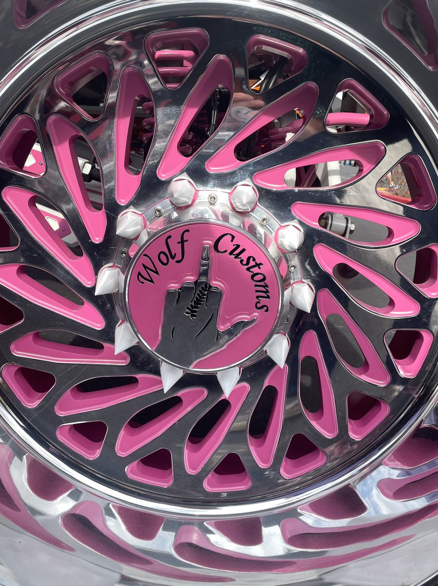 bigfishcasting's tweet photo. Casting fabricators, welders, paint, interior, mechanics, designers for hot new car build show. #SEMA in Las Vegas is filled with some crazy talented builders! Check out these rims! 🚗 https://t.co/UHhPfGFWls
