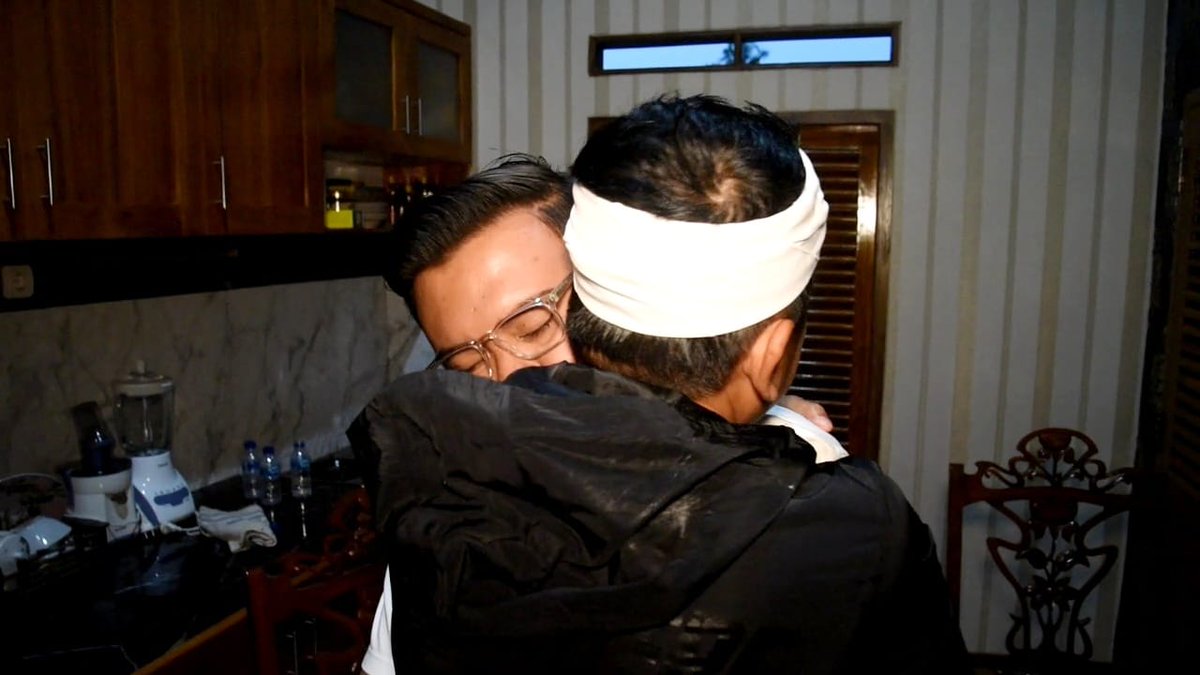 Maafkan ayah a. Selama 23 tahun, kisah hidup aa maula, ayah pendam. Tetaplah sederhana, sayangi embu, de tira dan nyi hyang sukma ayu sepenuh hati. Berbagilah pada sesama agar hidup lebih bermakna.
