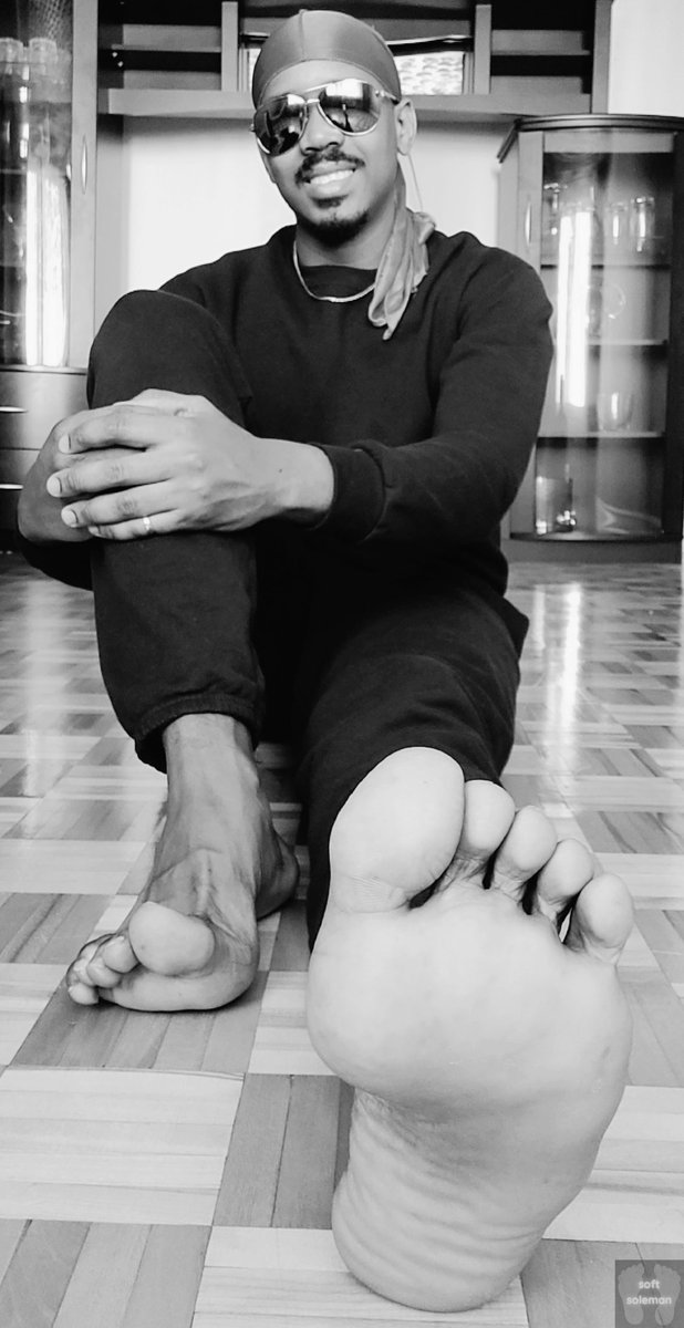 softsoleman's tweet photo. #softsoleman #malefeet #malesoles #footcommunity #footpics #manfeet #mansoles #malefeetcommunity #piedsmasculins #pieds #piedshomme #Feet #feetpics #smoothsoles #guyfeet #prettysoles #novemberfeet #November #Movember #blackandwhite #noiretblanc https://t.co/SSpvZX7fZ7