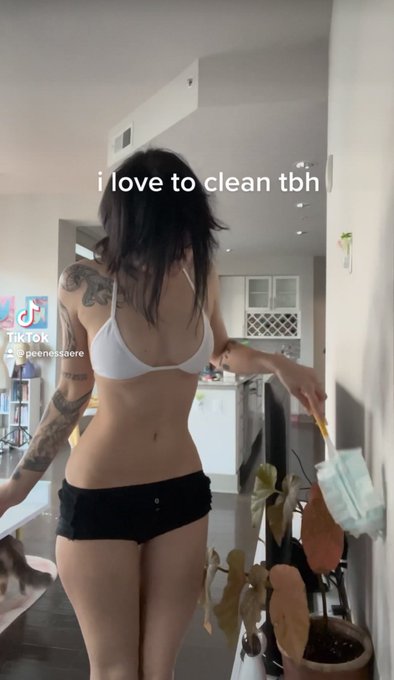 females born after 1993: https://t.co/nOzRnO6DCS<a href="/tag/katsucon2023"class="tags"><span>#katsucon2023</span></a>