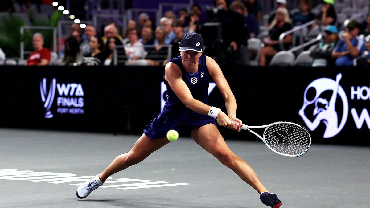 You can hear the shoe squeak in this photo 🔊

<a href="/iga_swiatek/">Iga Świątek</a> | #WTAFinals