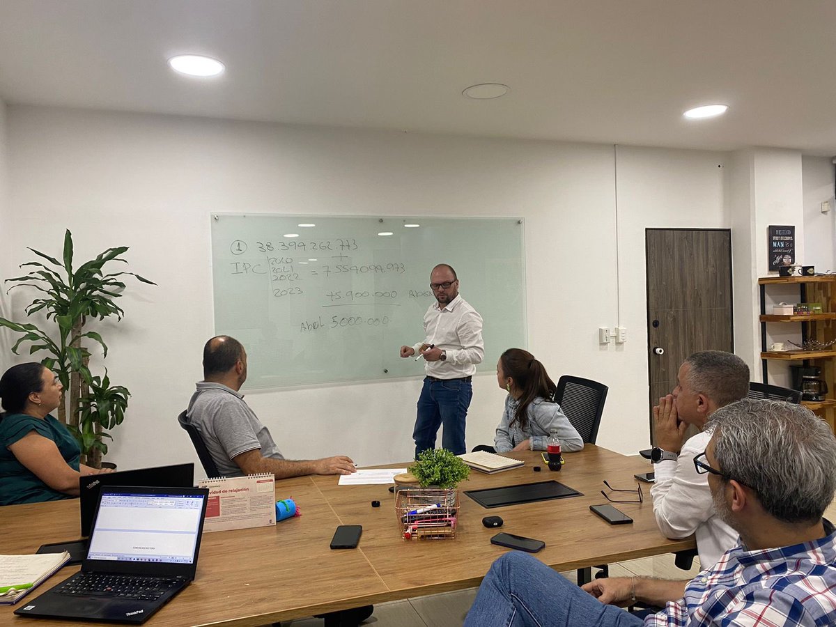 ITMinstitucion's tweet photo. Tras reunirse con secretarías de Hacienda y Educación de @AlcaldiadeMed, nuestro Rector @Alejo_VillaG socializa con los directivos la propuesta para un nuevo escenario financiero más ajustado a las necesidades del 2023. Este viernes continúa gestión en plenaria @ConcejoMedellin. https://t.co/LvF4A2j1Ea