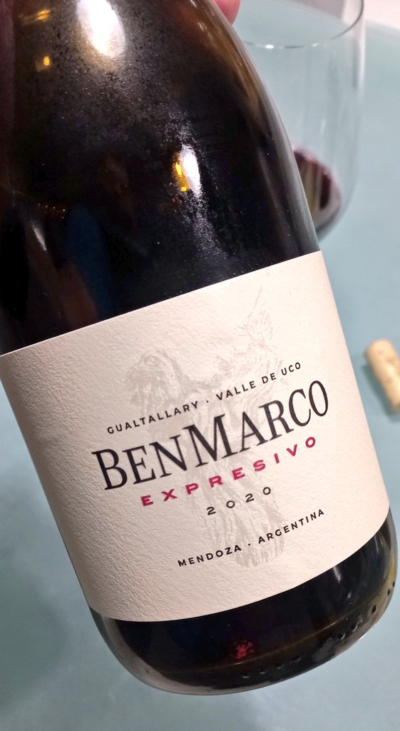 Que gran vino este, buena madurez, fruta y crianza en buen equilibrio y la textura de gualta bien presente, para dizfrutar hoy y guardar por muchos años...🍷