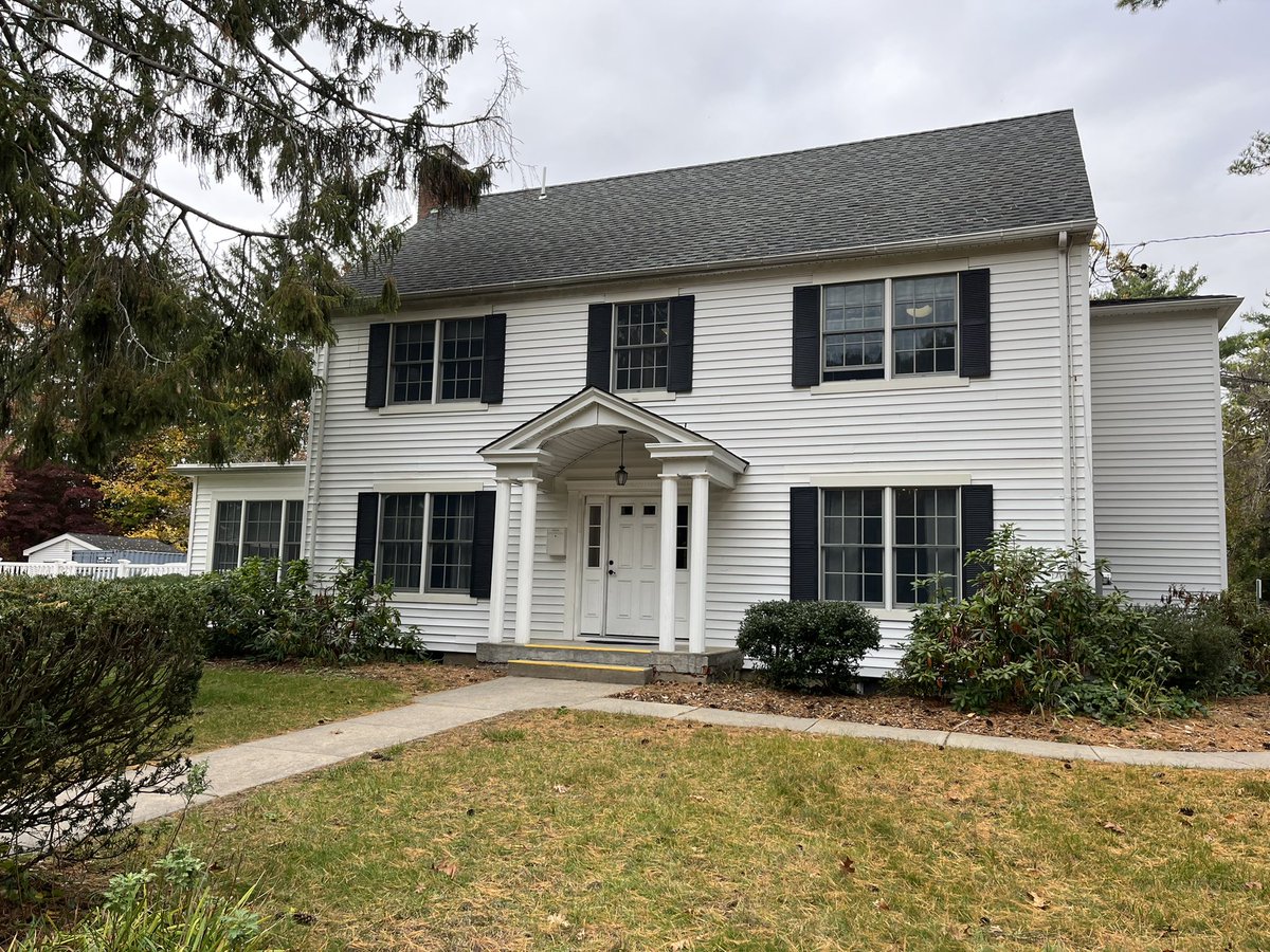 pattyru82's tweet photo. On Monday, Oct. 31 at 1:41 p.m. I took a short walk from the William J. Lindsay Life Sciences building past the guard booth to the Cottage which is a beautiful white house on the Ammerman Campus. #ENG170 https://t.co/tJHewNmV95
