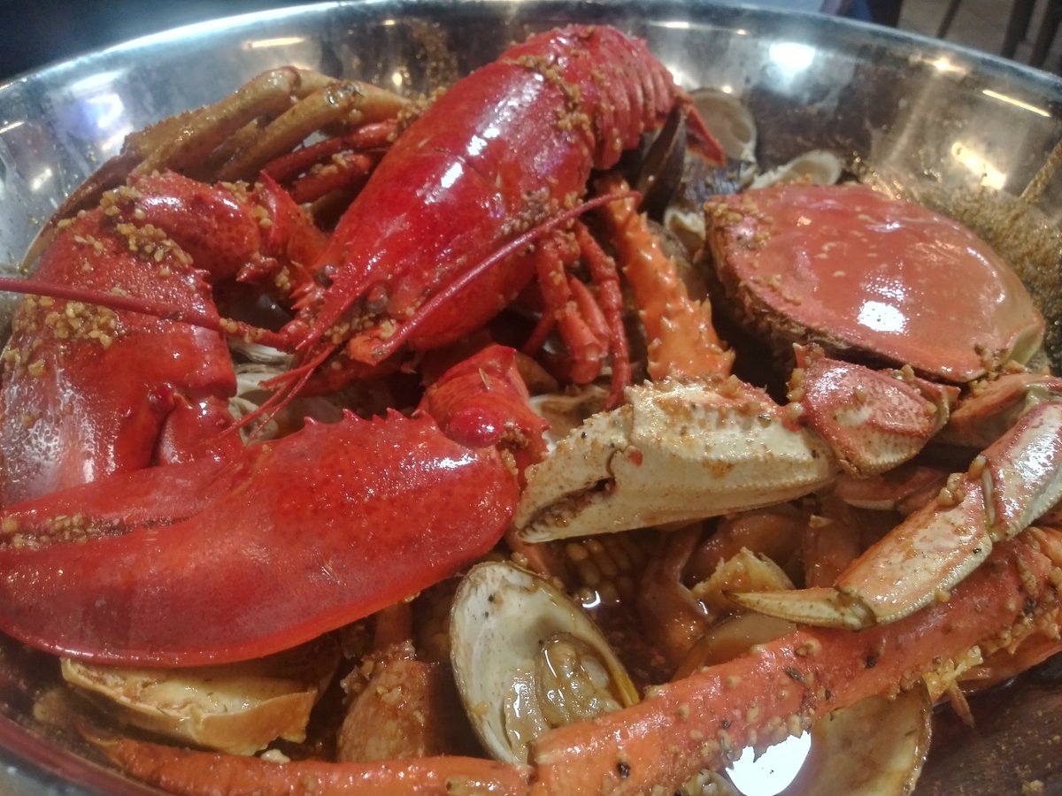 FlyN_Hawaiian14's tweet photo. The 2nd Lobster they brought me out did me in π€£π€£. Got my seafood fix for a couple weeks π€π₯ #angrycrab #GlendaleAZ https://t.co/SDdyUlo1MP