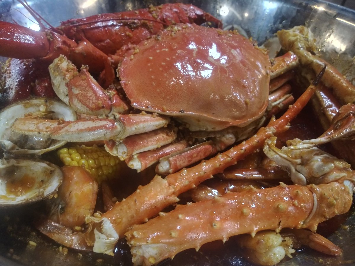 FlyN_Hawaiian14's tweet photo. The 2nd Lobster they brought me out did me in π€£π€£. Got my seafood fix for a couple weeks π€π₯ #angrycrab #GlendaleAZ https://t.co/SDdyUlo1MP