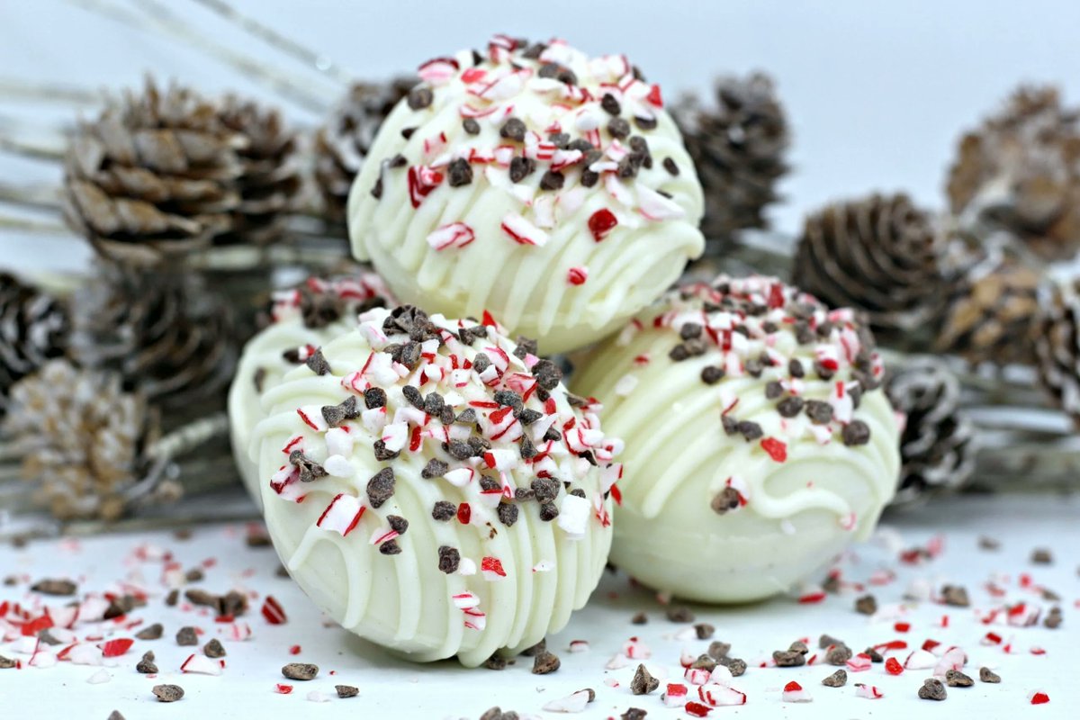 celebratehavfun's tweet photo. This is a simple to follow #recipe for White Chocolate Peppermint Mocha Hot Cocoa Bombs! #hotcocoabomb #hotcocoa #hotchocolate #hotchocolatebomb #funrecipe https://t.co/TNCOlOp3Ut https://t.co/asG3BiB4xd