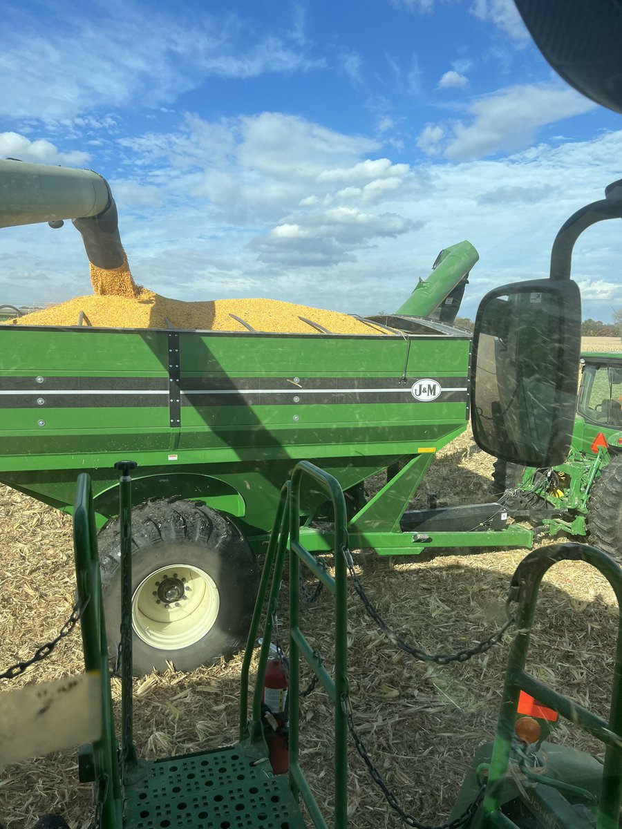 jamesAferris's tweet photo. Look at that beautiful 6362 rolling in. Everyone wishes they had something this good! @StoneSeedIL #bayer4IL https://t.co/7OfL0kPMIC
