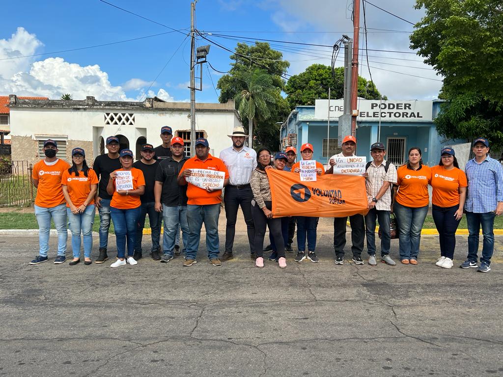 Cotrabvpbolivar's tweet photo. #3Nov | Desde la sede regional del #CNE #CiudadBolivar activistas municipales y regionales de @VoluntadPopular exigen #FechaYa de las elecciones presidenciales.
Los bolivarenses queremos cambio y mantenemos la esperanza de que lo vamos a lograr.
¡Por #LaMejorVenezuela
@jguaido https://t.co/vjaJpaMdOE