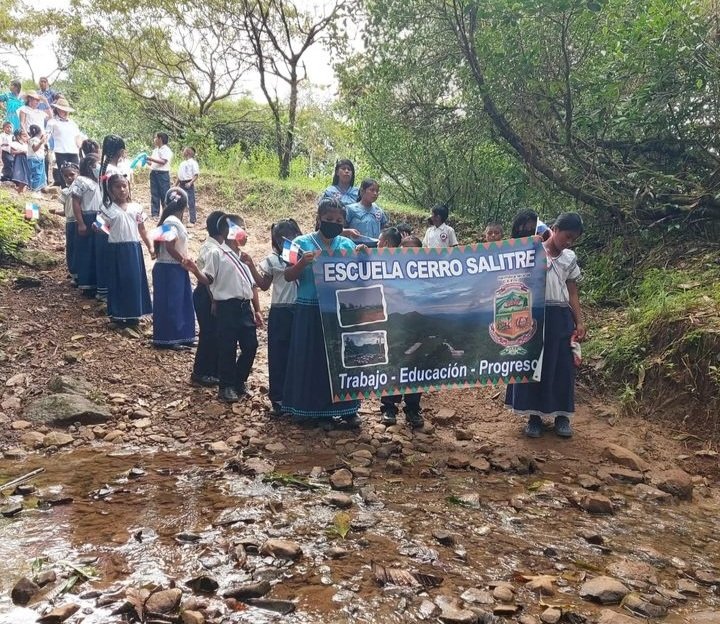Cuenta_Oficial5's tweet photo. Comparto fotografías de la celebración del 03 de noviembre en la comunidad de Cerro Salitre en la comarca Ngobe Buglé 🇵🇦❤️😊🙌🏻 https://t.co/2wfQfuti4t