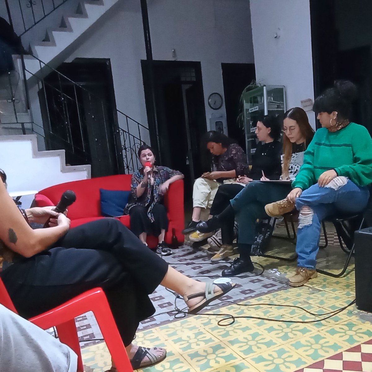 ColoresMari's tweet photo. Sintonicen ya mismo @_RadioLibre. Estamos en una mesa de radio viva que armó @estefania_ha para conversar sobre distintos entramados de encierro. 📡 https://t.co/8HsXEvOOSD https://t.co/KljL1hCZmY