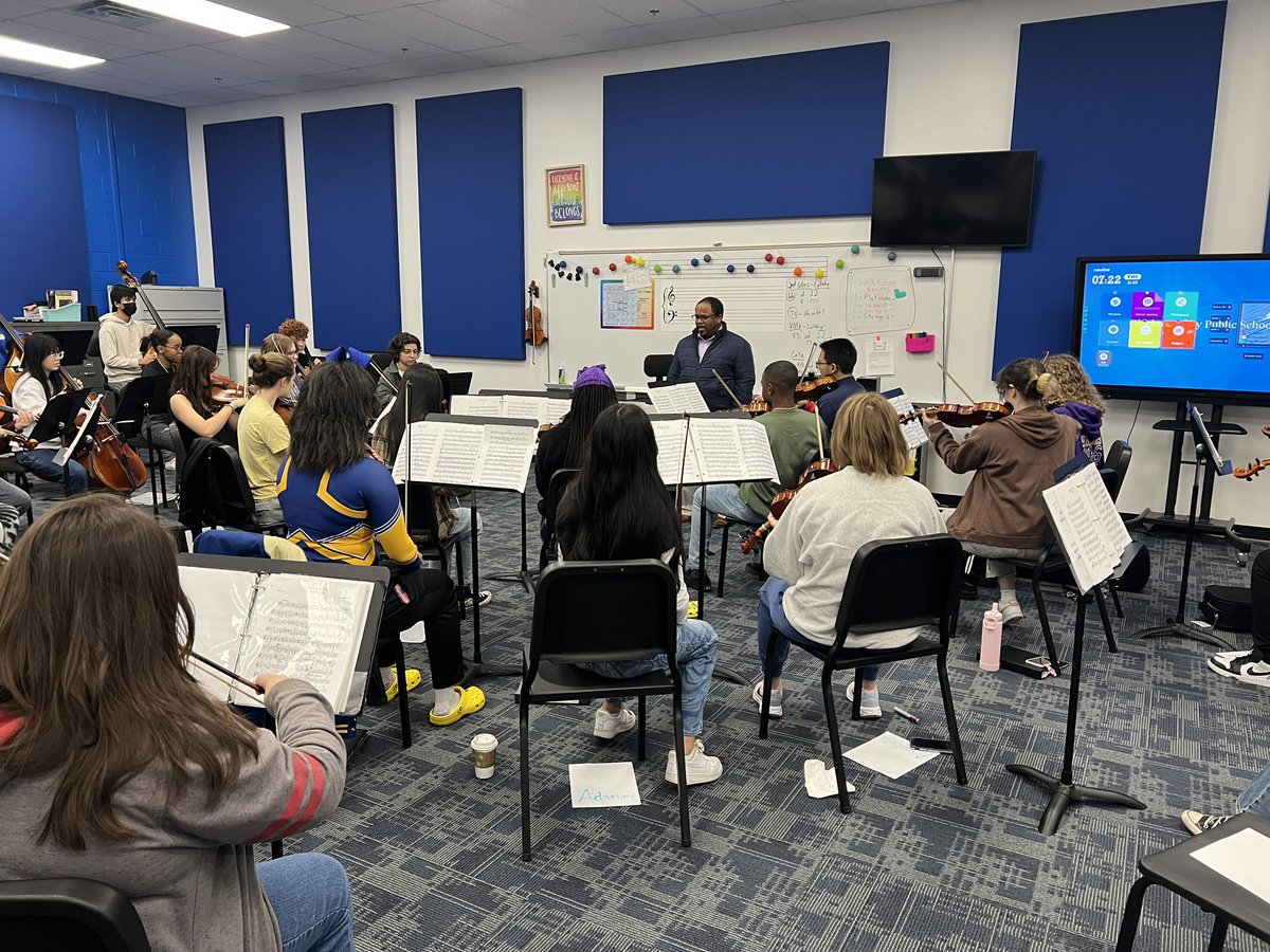 ClassenOrch's tweet photo. My teacher heart is full!  Thank you to the amazing Creston Herron (Klein ISD) &amp; Jeffrey Grogan (OKCU) for generously giving of your time and talents today. The @ClassenSASOKC Orchestra is so grateful! @OKCPSArts @OKCPS #findawaymakeaway #noexcuses #betterthannormal 💙🎶💛 https://t.co/yWOu2MozmV