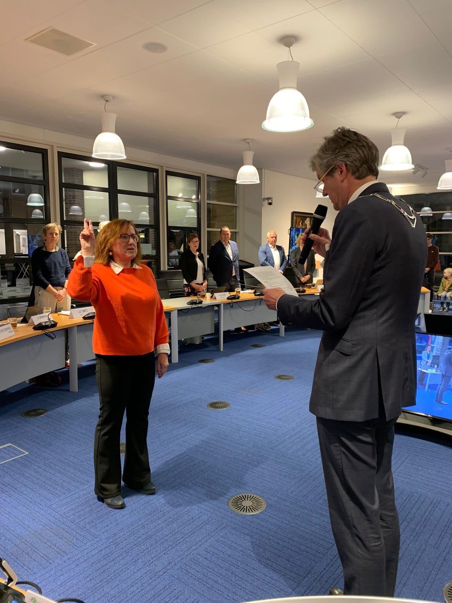 ForzaCastricum's tweet photo. Vanavond is commissielid @JosevdBerg1 tijdelijk benoemd tot raadslid in @Castricum_NL. José vervangt dhr @TinoKlein die wegens ziekte herstellende is. Wij willen Tino veel beterschap toewensen en José veel succes! #TeamForza #Castricum https://t.co/NAbG4DzO7W