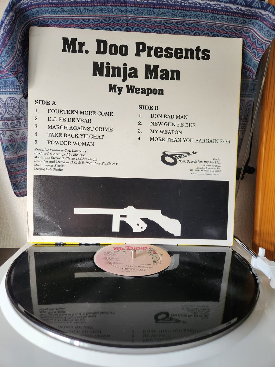 koi_gyomenjin's tweet photo. 今日の１枚。
NINJA MAN - MY WEAPON
ニンジャが乗りに乗っていた1990年、MR.DOO プロデュース。
ニンジャ、シャバ、タイガー、スーパー・キャット凄かったな。
それにしてもジャケ…。

#レコード #vynal #cd #bgm
#reggae #ska #soca #punk 
#音楽 #dub #ninjaman #myweapon #mrdoo https://t.co/fwrpKUil1q