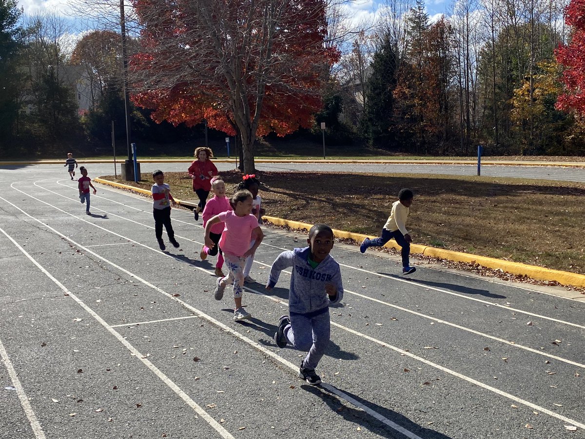 Way to go <a href="/MrsBodmer/">Amy Bodmer</a> !! She joined her class for their warm up laps today!! They absolutely loved it!! @AshlandSoar #ashlandsoar