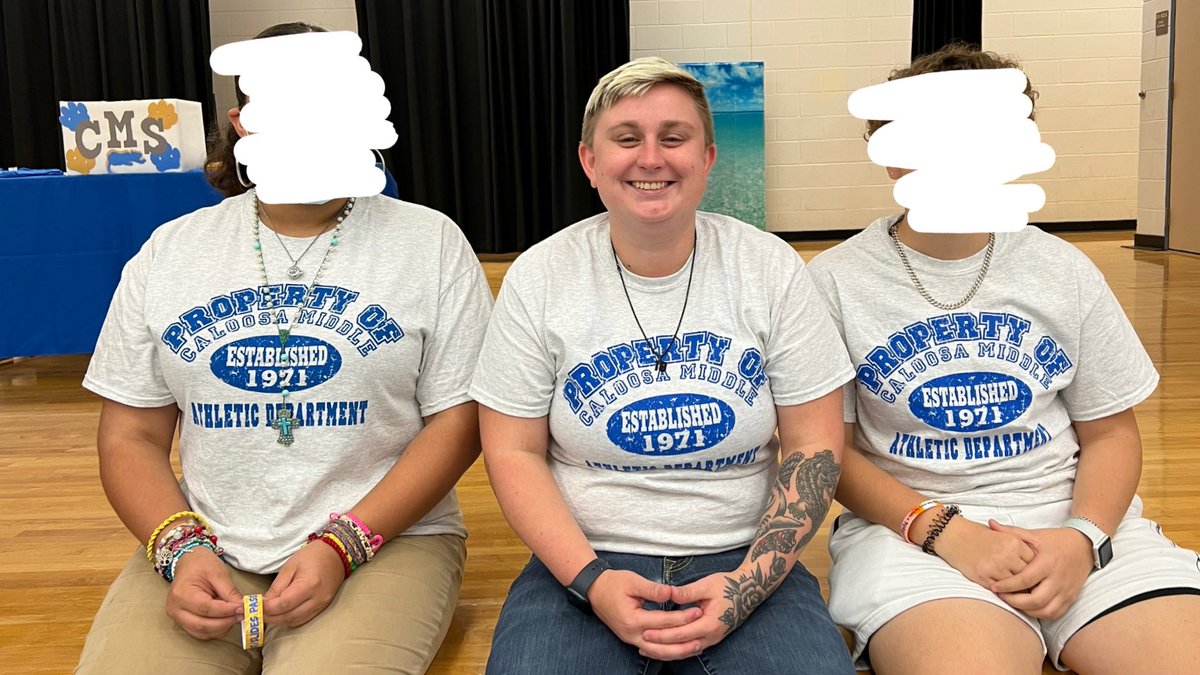 AngelaEmer1's tweet photo. When the kids ask to twin with you on Twin Day…you say yes 💙 #cms #cougarpride #twinning #twinday #spiritweek https://t.co/MLpzjOZCBp