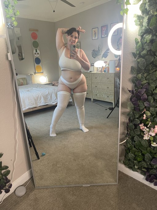 Who doesn&rsquo;t love a pair of thick thighs in thigh highs?  Instant mood booster 😘 https://t.co/KKGASsk
