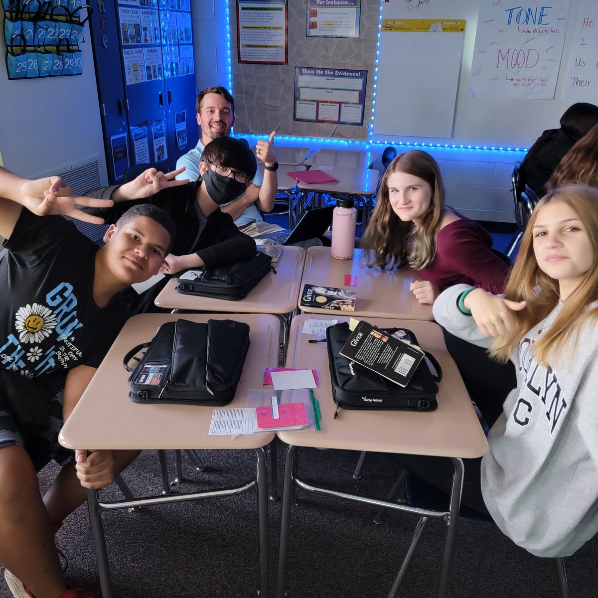 MrsZep1's tweet photo. Fan and Pick Kagan strategy and self assessment in Dicken/Zeppo room today. #DZtheOGS #Aim2Empower @DickenKori https://t.co/V3FfRBCtLB