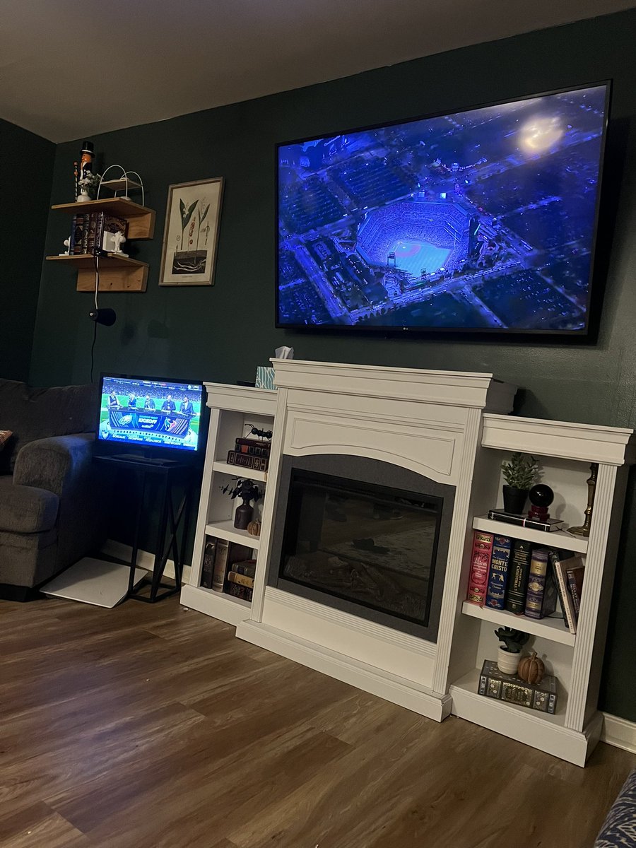 L_P_DEEBO's tweet photo. Am I watching the @Phillies or @Eagles ?…..Yes https://t.co/UExiBNfQi9