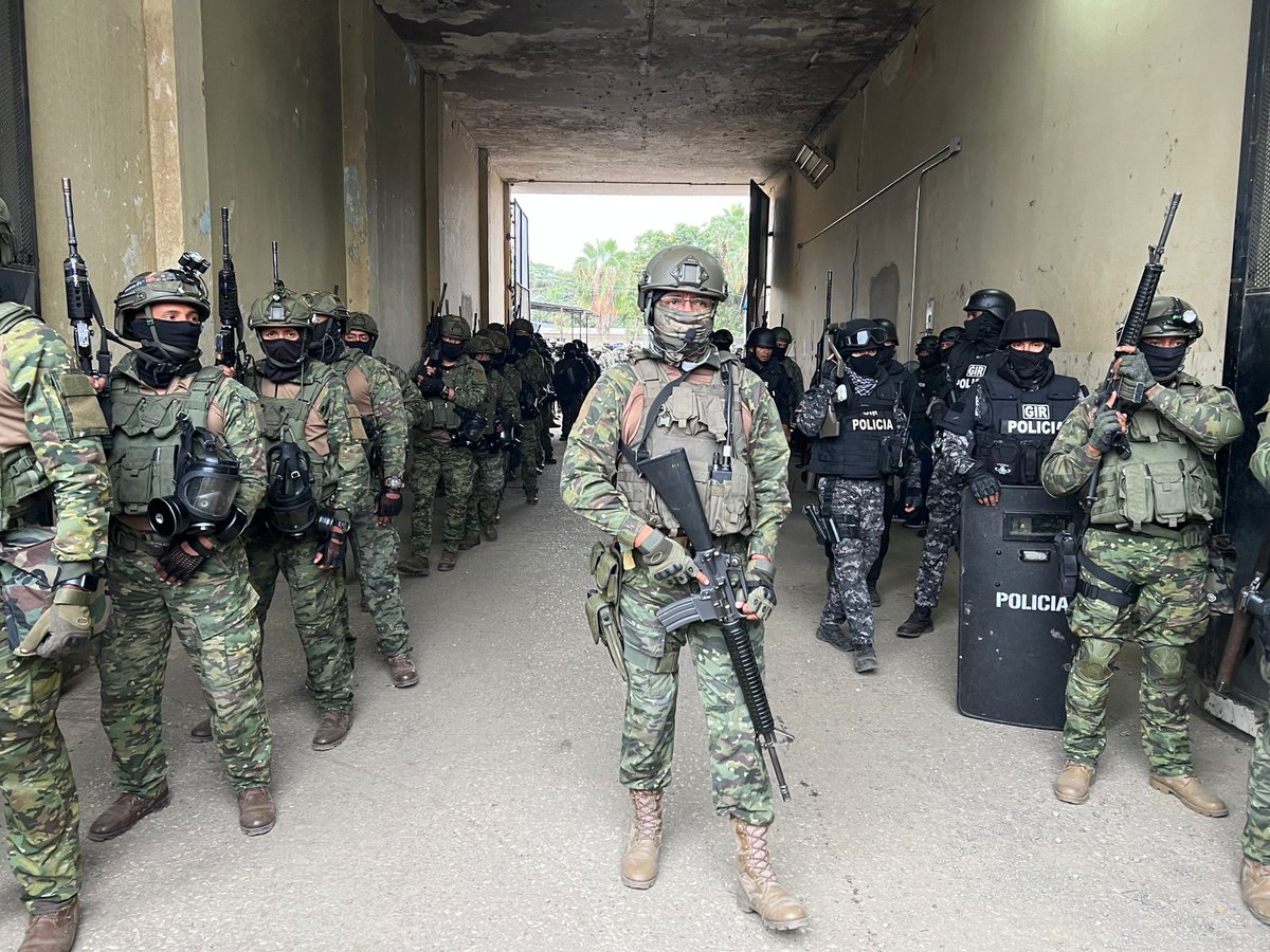 EjercitoECU's tweet photo. @EjercitoECU #NoParamos🇪🇨 Se realizó un exhaustivo  trabajo en apoyo a @PoliciaEcuador y @SNAI_Ec en el control del Pabellón 2 de la #PenitenciaríadelLitoral Reafirmamos nuestro compromiso de trabajo por la seguridad de nuestro país y frenar el accionar de las bandas delictivas. https://t.co/WYyqBWVnZv